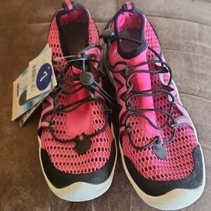 Women's Pink Mesh Athletic Water Shoes with Quick-Lock Lacing